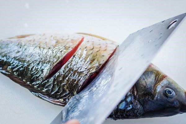 Làm sạch, tẩm ướp cá là bước quan trọng của món cá chiên 