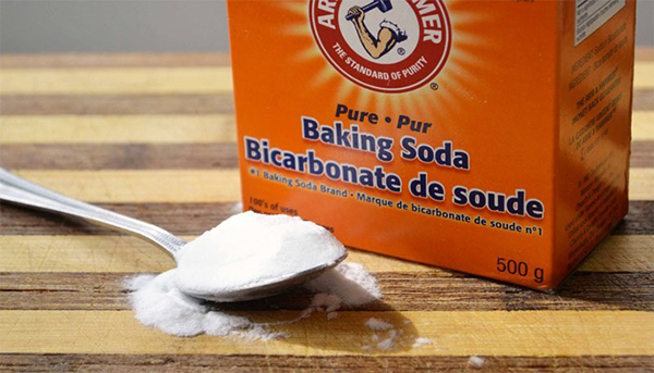 Dùng bột baking soda giúp loại bỏ vết bẩn hiệu quả hơn